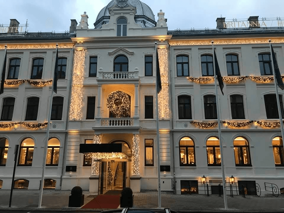 Britannia Hotel in Trondheim lit up for Christmas, with a wreath above the entrance