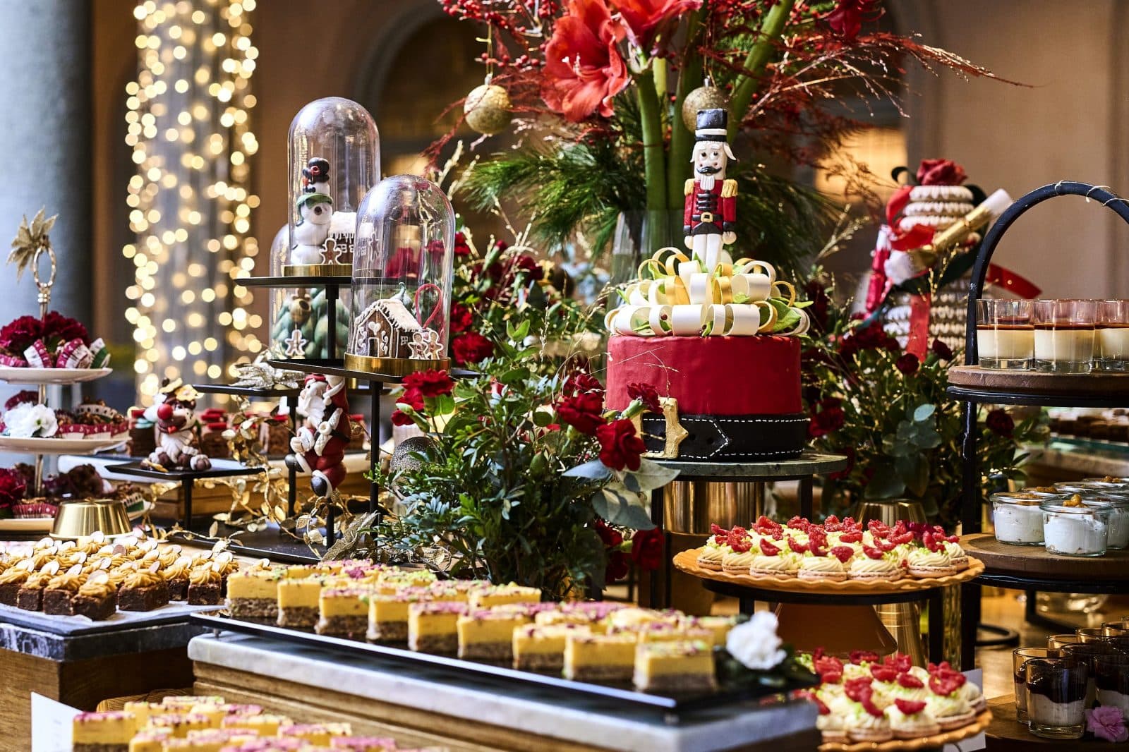 Palmehaven’s Christmas dessert buffet with pastries, cakes and festive decorations