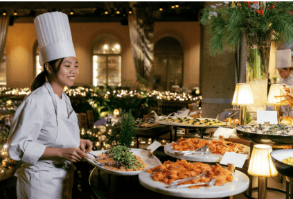 A chef presenting seafood and festive dishes at the Palmehaven buffet